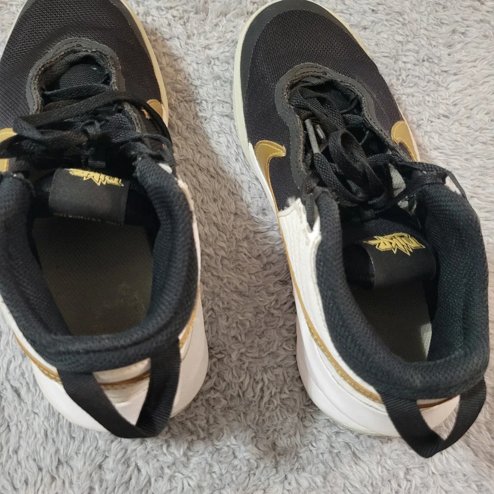Nike Team Hustle D 10 GS Black Metallic Gold White Kids Shoes Size 5Y